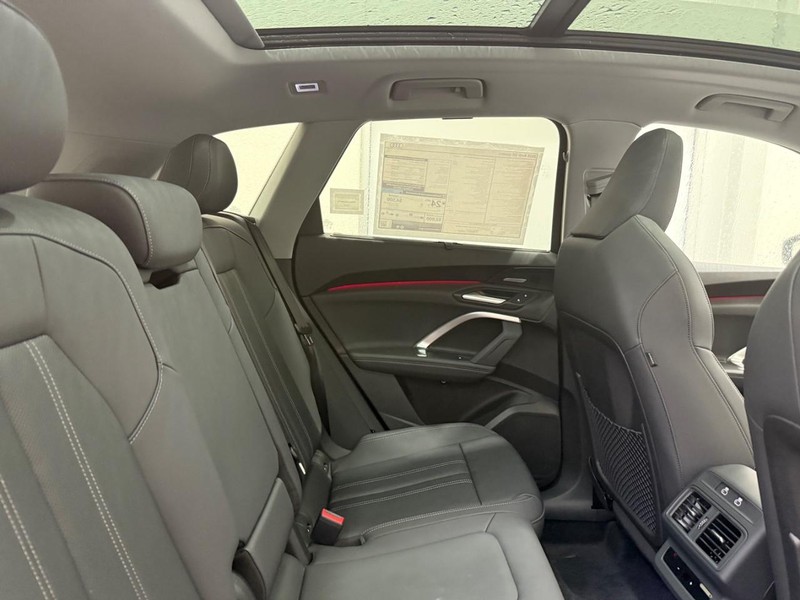Audi Q5 Vehicle Image 4