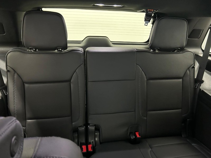 GMC Yukon Vehicle Full-screen Gallery Image 8