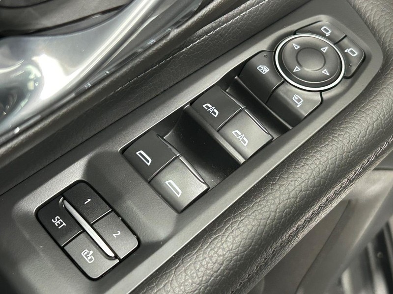 GMC Yukon Vehicle Full-screen Gallery Image 21