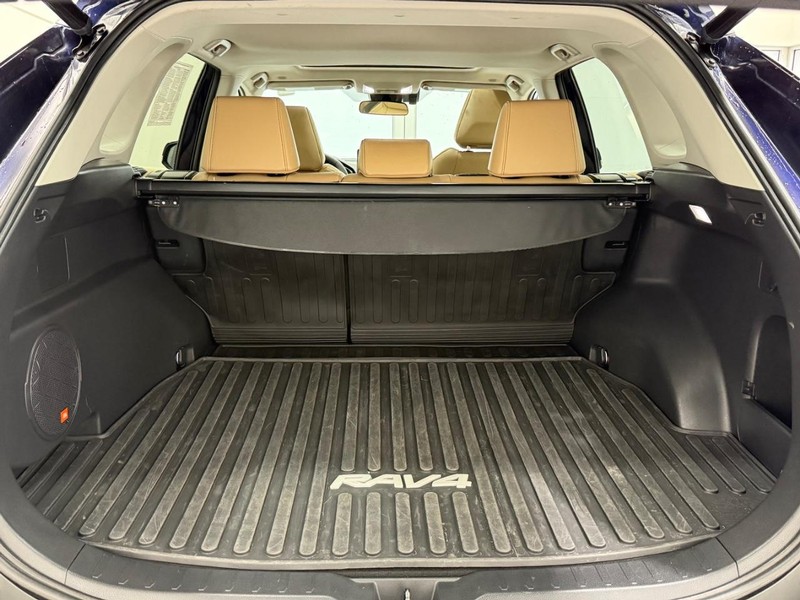 Toyota RAV4 Vehicle Full-screen Gallery Image 04