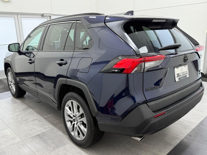 Toyota RAV4 Vehicle Full-screen Gallery Image 05