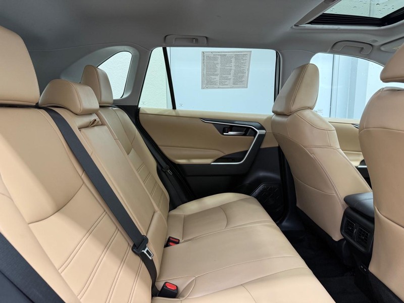 Toyota RAV4 Vehicle Full-screen Gallery Image 09