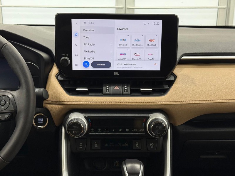 Toyota RAV4 Vehicle Full-screen Gallery Image 11