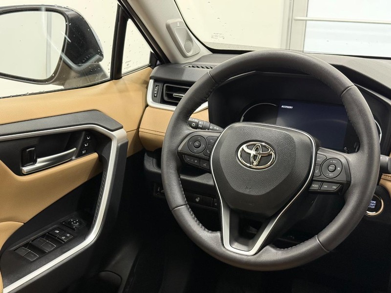 Toyota RAV4 Vehicle Full-screen Gallery Image 13