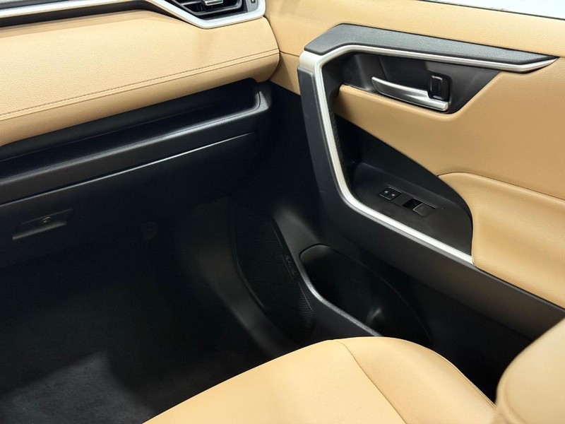 Toyota RAV4 Vehicle Full-screen Gallery Image 14