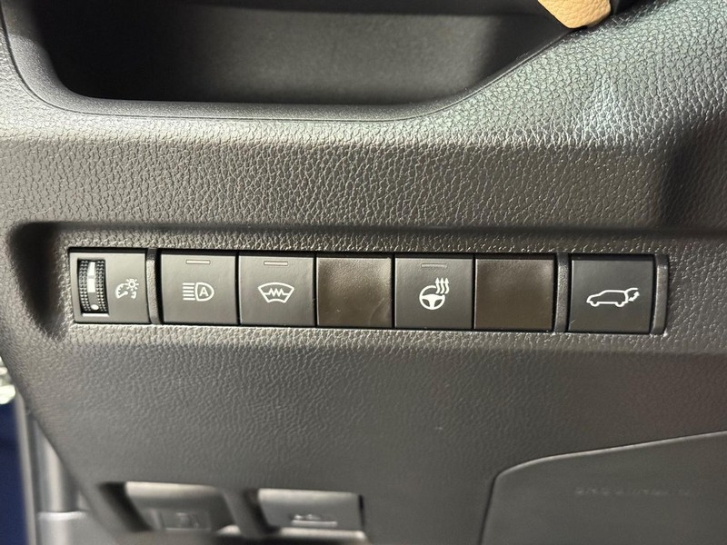 Toyota RAV4 Vehicle Full-screen Gallery Image 15