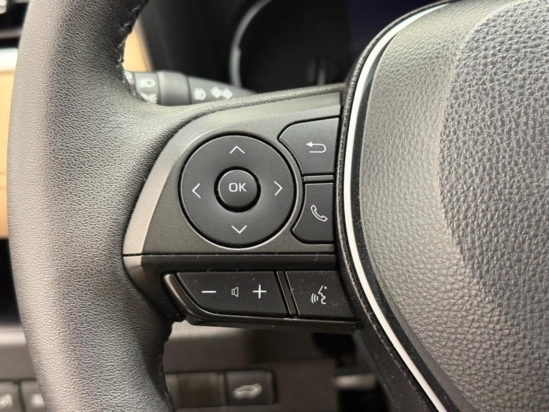 Toyota RAV4 Vehicle Full-screen Gallery Image 16