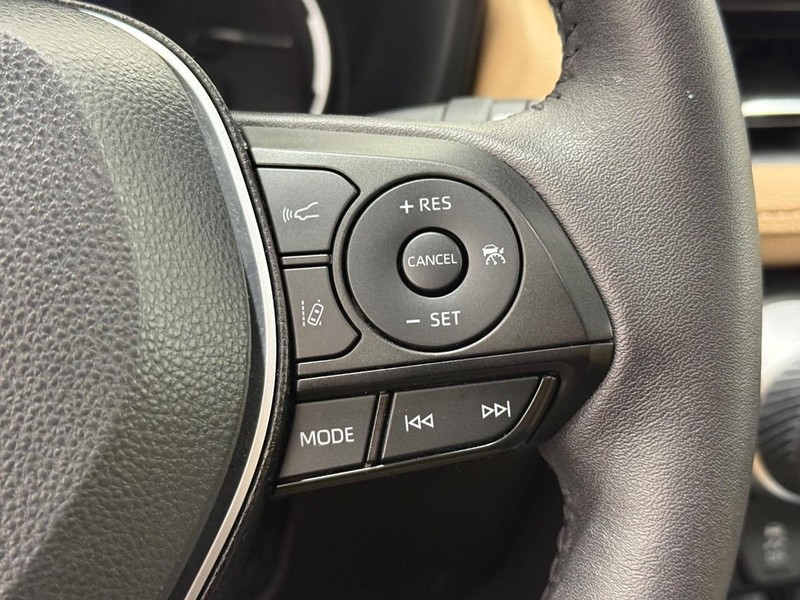 Toyota RAV4 Vehicle Full-screen Gallery Image 17