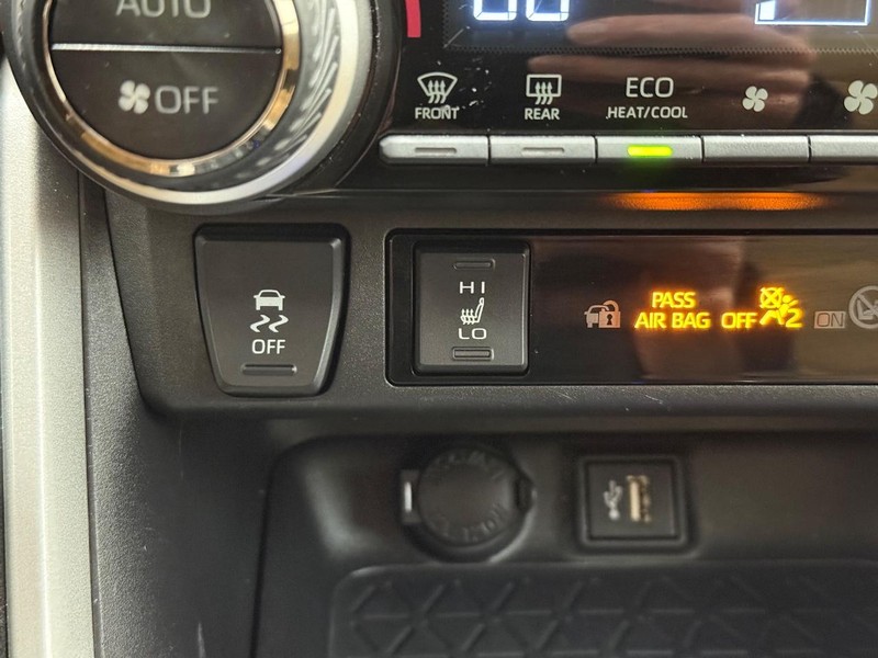 Toyota RAV4 Vehicle Full-screen Gallery Image 20