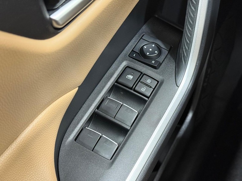 Toyota RAV4 Vehicle Full-screen Gallery Image 21