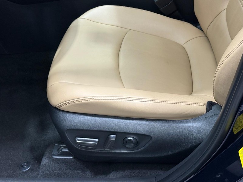 Toyota RAV4 Vehicle Full-screen Gallery Image 22