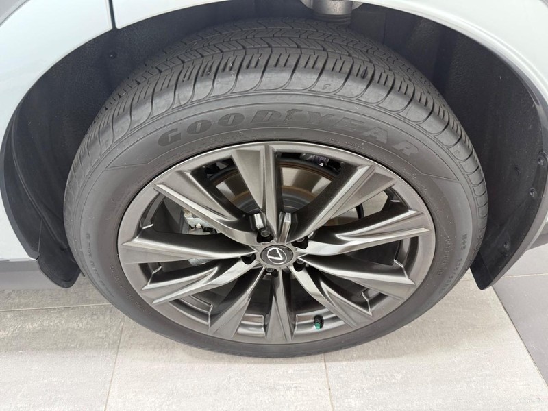 Lexus RX Vehicle Full-screen Gallery Image 5