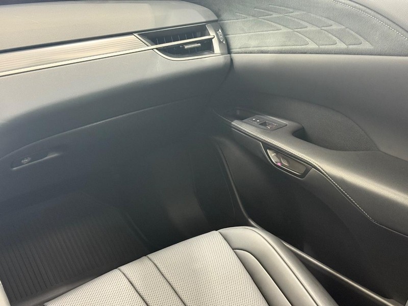 Lexus RX Vehicle Full-screen Gallery Image 13