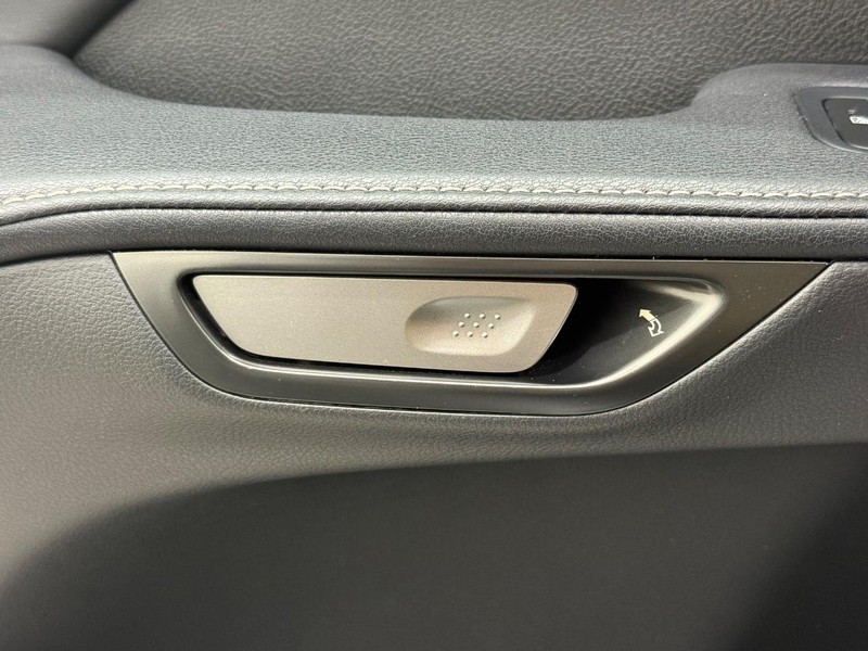 Lexus RX Vehicle Full-screen Gallery Image 14