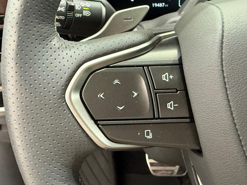 Lexus RX Vehicle Full-screen Gallery Image 15