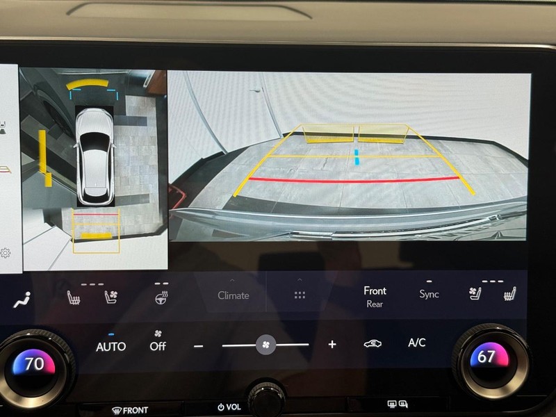 Lexus RX Vehicle Full-screen Gallery Image 18