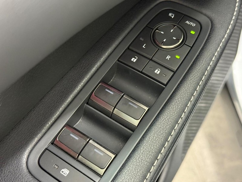 Lexus RX Vehicle Full-screen Gallery Image 20