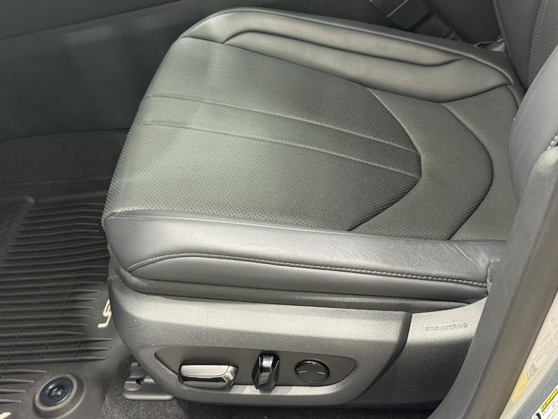 Lexus RX Vehicle Full-screen Gallery Image 21