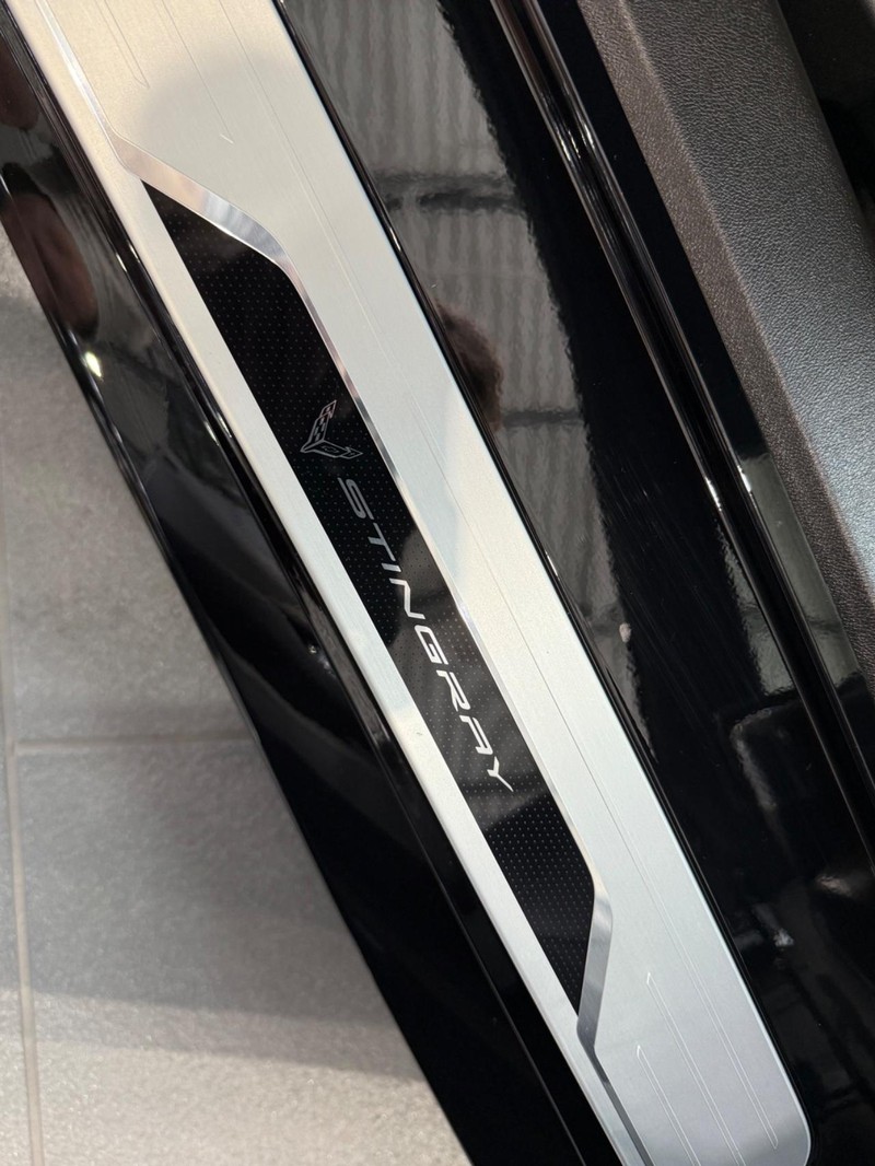 Chevrolet Corvette Vehicle Full-screen Gallery Image 12