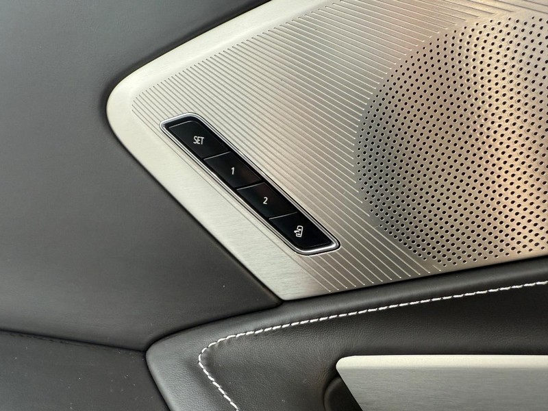 Chevrolet Corvette Vehicle Full-screen Gallery Image 13