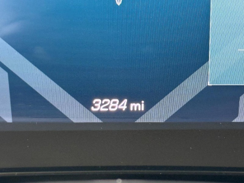 Chevrolet Corvette Vehicle Full-screen Gallery Image 16