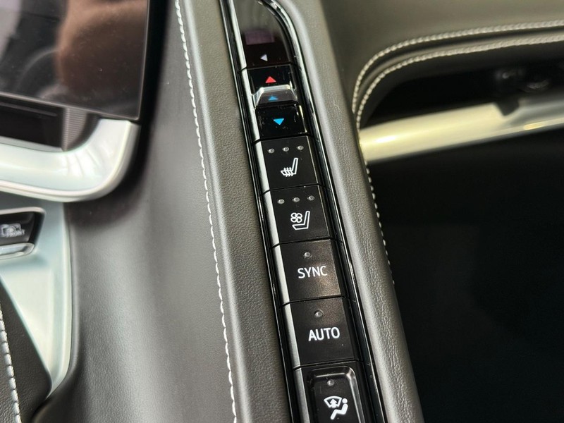 Chevrolet Corvette Vehicle Full-screen Gallery Image 17