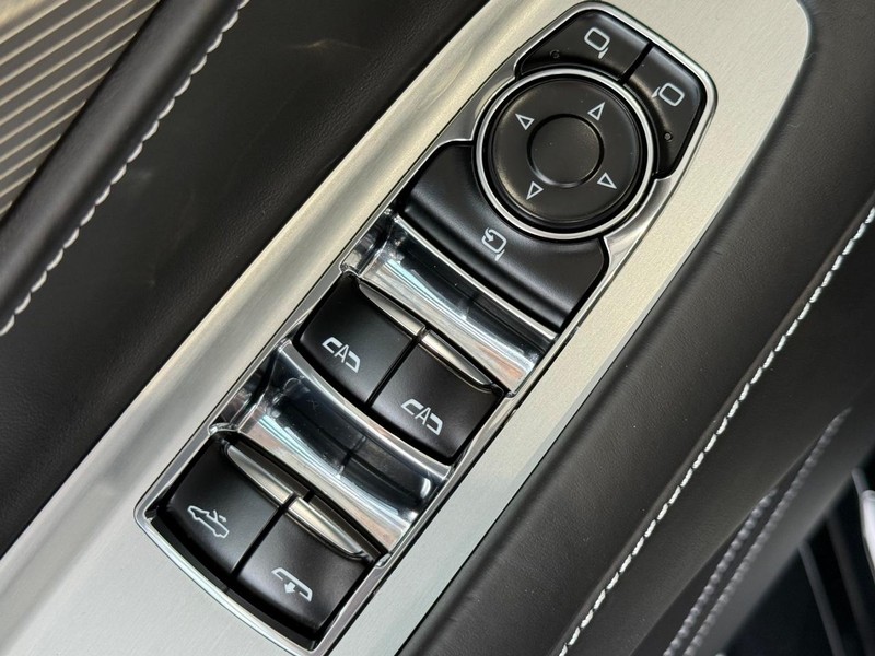 Chevrolet Corvette Vehicle Full-screen Gallery Image 18