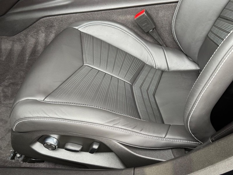 Chevrolet Corvette Vehicle Full-screen Gallery Image 19