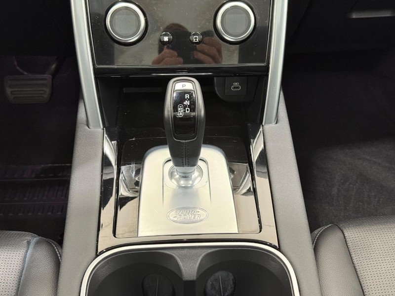 Land Rover Discovery Sport Vehicle Full-screen Gallery Image 11