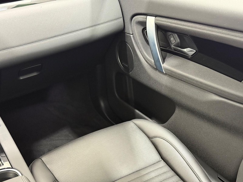 Land Rover Discovery Sport Vehicle Full-screen Gallery Image 13