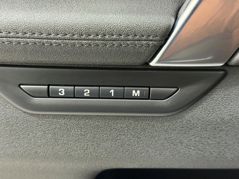 Land Rover Discovery Sport Vehicle Full-screen Gallery Image 14