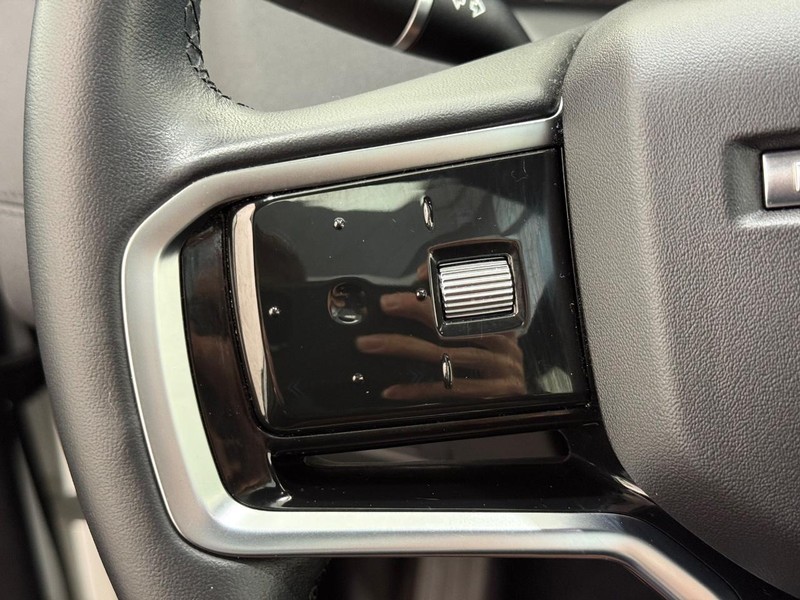 Land Rover Discovery Sport Vehicle Full-screen Gallery Image 15