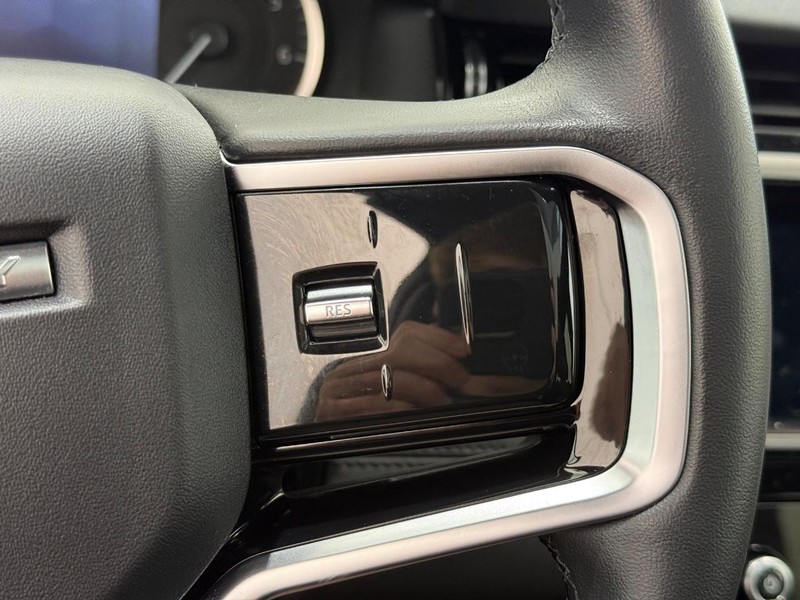 Land Rover Discovery Sport Vehicle Full-screen Gallery Image 16