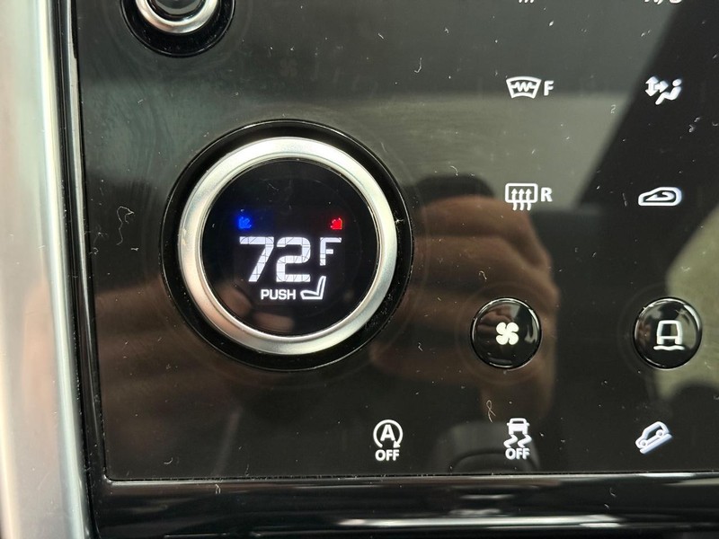 Land Rover Discovery Sport Vehicle Full-screen Gallery Image 19