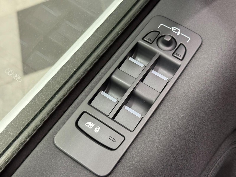 Land Rover Discovery Sport Vehicle Full-screen Gallery Image 20