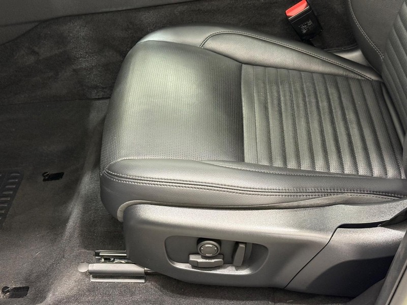 Land Rover Discovery Sport Vehicle Full-screen Gallery Image 21