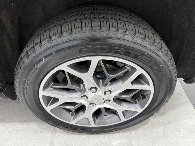 Jeep Grand Cherokee Vehicle Full-screen Gallery Image 5