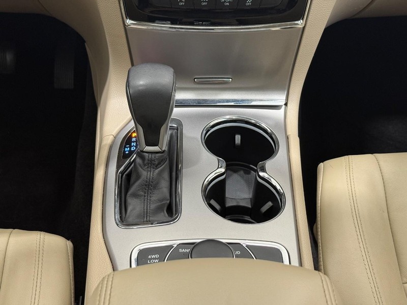 Jeep Grand Cherokee Vehicle Full-screen Gallery Image 11