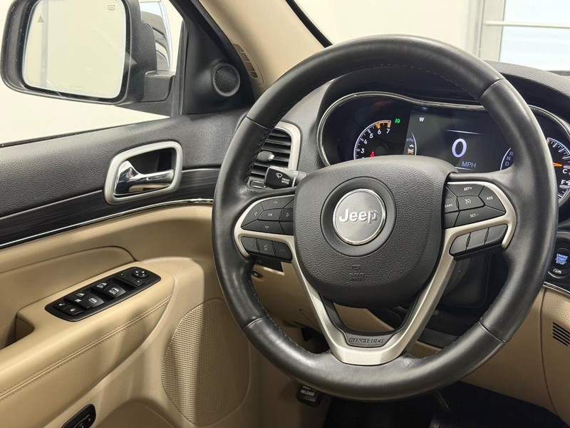 Jeep Grand Cherokee Vehicle Full-screen Gallery Image 12