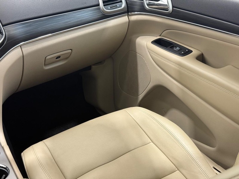 Jeep Grand Cherokee Vehicle Full-screen Gallery Image 13