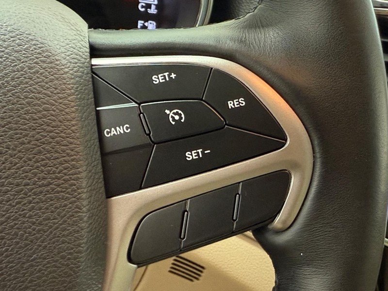 Jeep Grand Cherokee Vehicle Full-screen Gallery Image 15