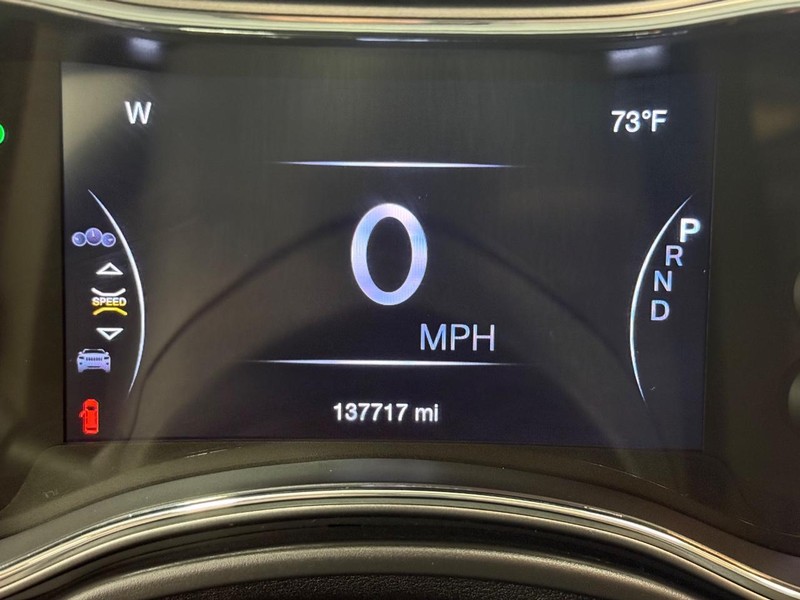 Jeep Grand Cherokee Vehicle Full-screen Gallery Image 16