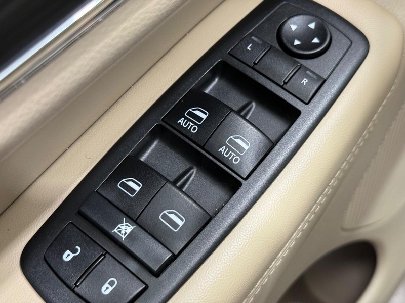 Jeep Grand Cherokee Vehicle Full-screen Gallery Image 19