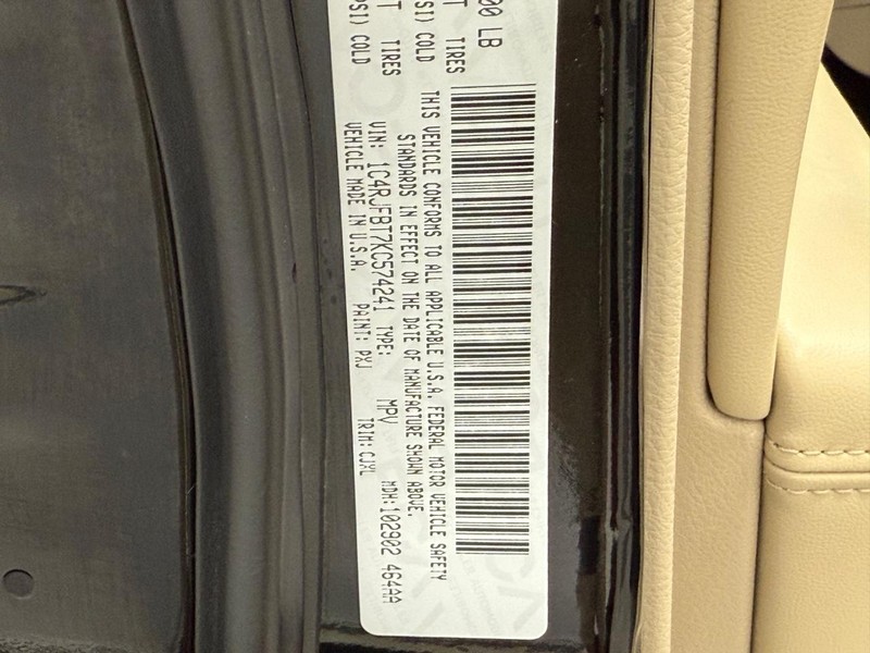 Jeep Grand Cherokee Vehicle Full-screen Gallery Image 21