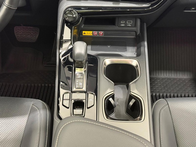 Lexus NX Vehicle Full-screen Gallery Image 10