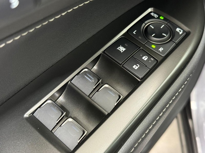 Lexus NX Vehicle Full-screen Gallery Image 19