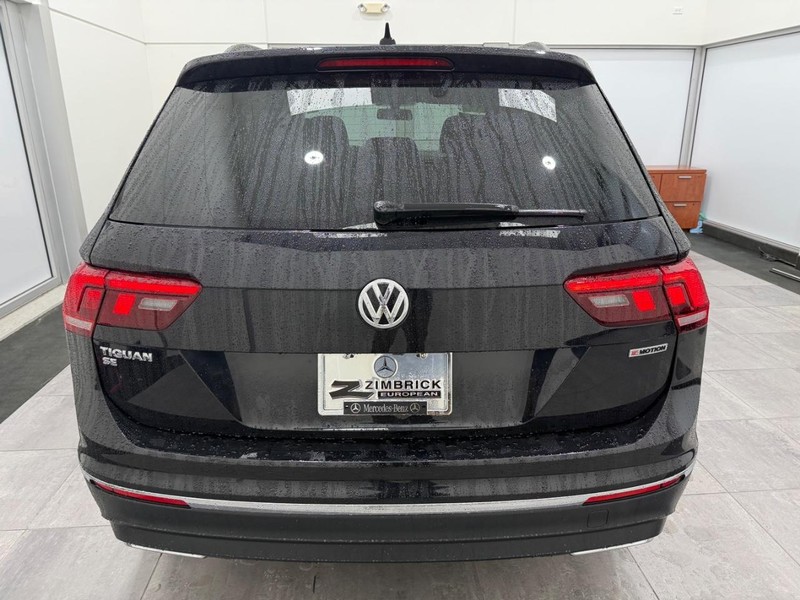 Volkswagen Tiguan Vehicle Full-screen Gallery Image 3