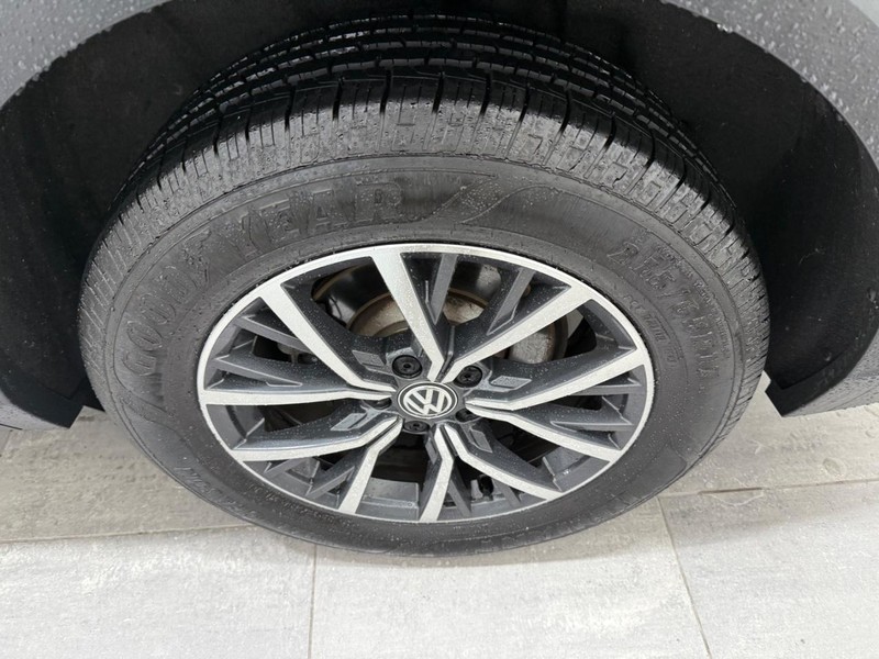 Volkswagen Tiguan Vehicle Full-screen Gallery Image 5