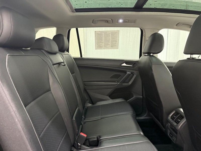 Volkswagen Tiguan Vehicle Full-screen Gallery Image 8