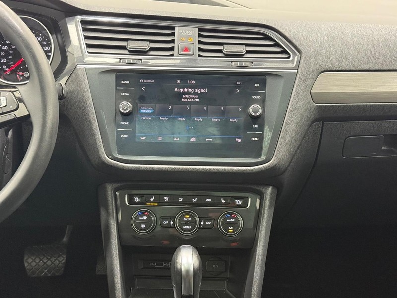 Volkswagen Tiguan Vehicle Full-screen Gallery Image 10